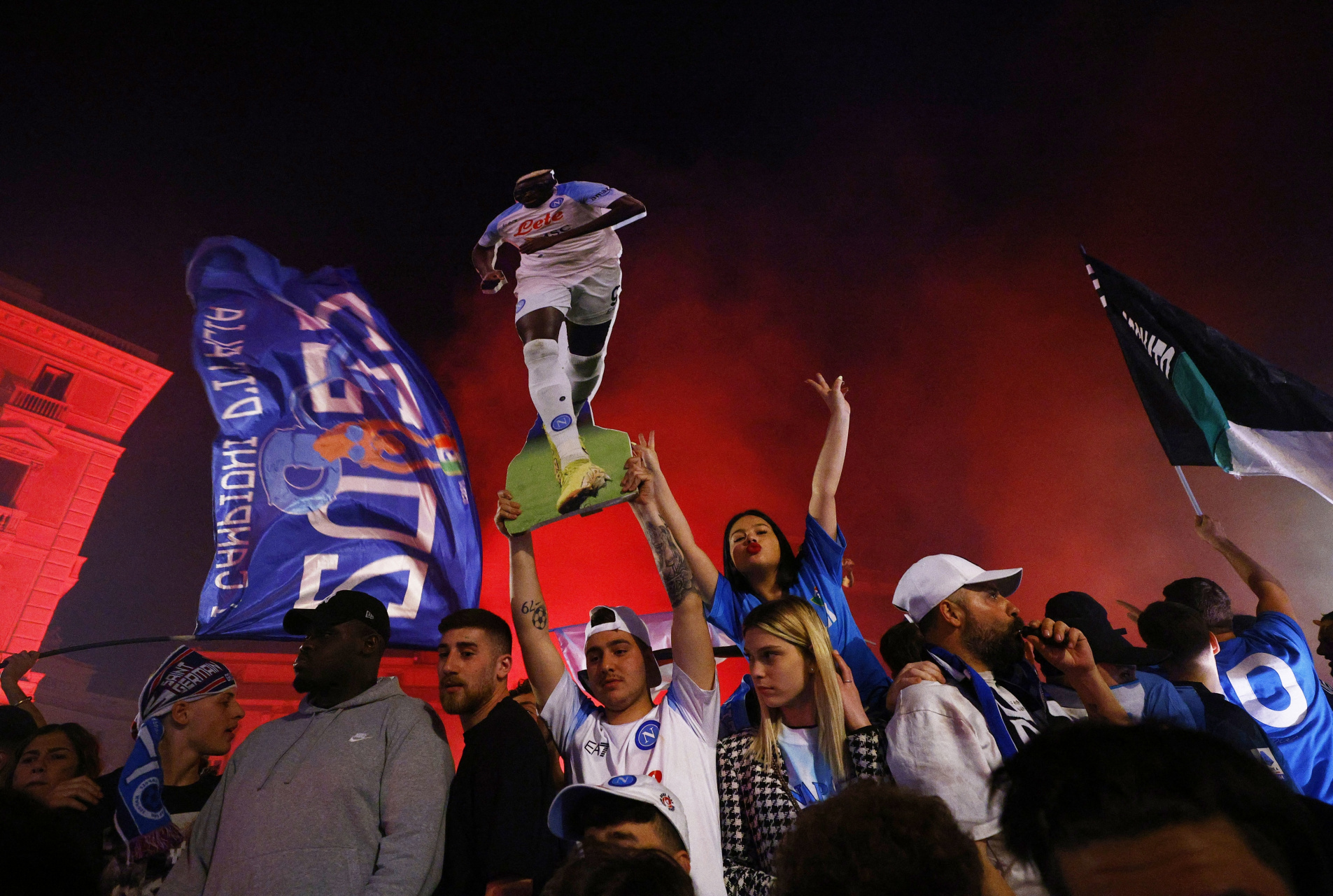 关于今夜那不勒斯刷新队史纪录——欧联节点到来；媒体盛赞；临场指挥获称赞的信息